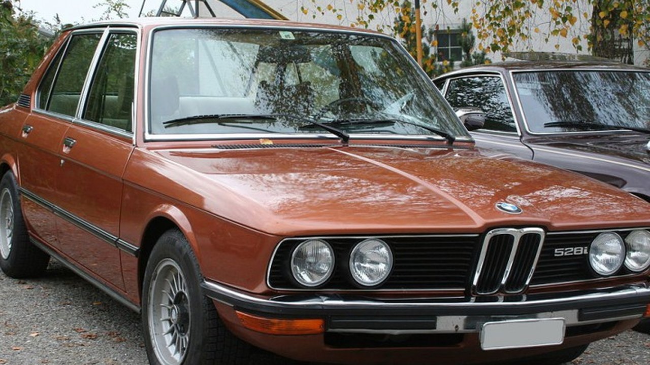 BMW M5 (E12) 3.5i (218 Hp) teknik özellikler ve yakıt tüketimi BMW M5 (E12) 3.5i (218 Hp) teknik özellikler ve yakıt tüketimi