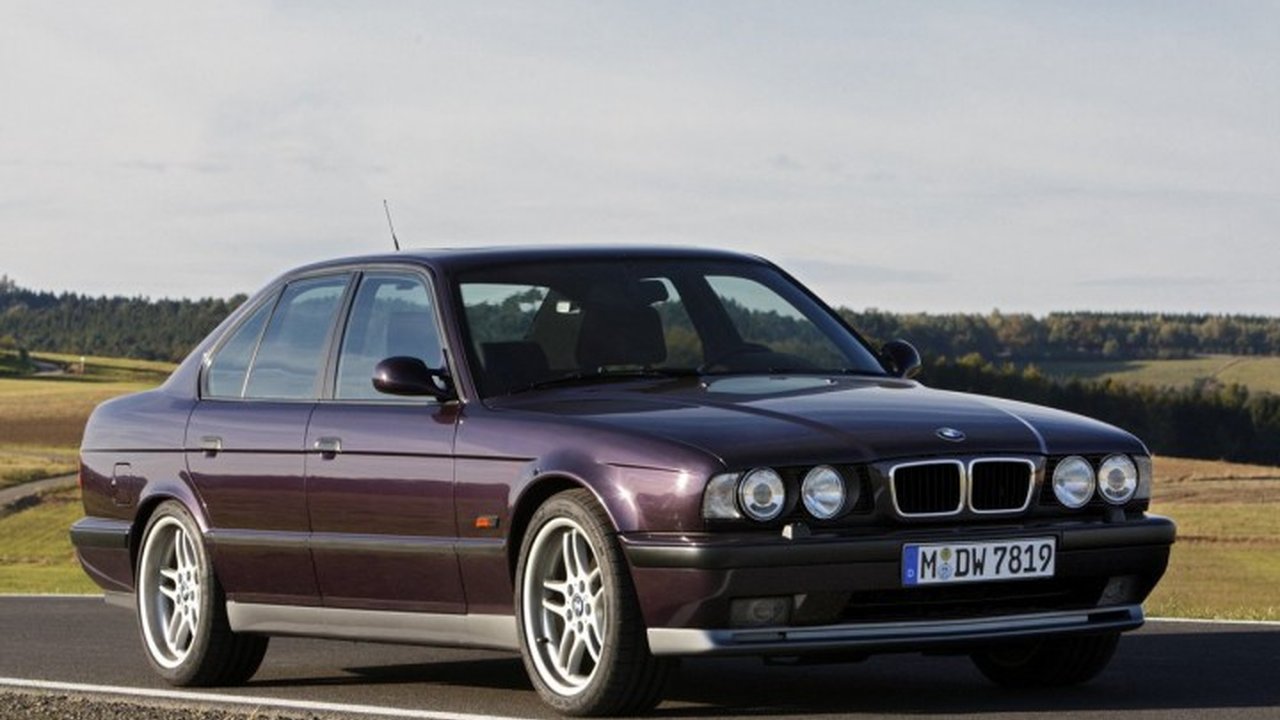 BMW M5 (E34) 3.5 (315 Hp) teknik özellikler ve yakıt tüketimi BMW M5 (E34) 3.5 (315 Hp) teknik özellikler ve yakıt tüketimi