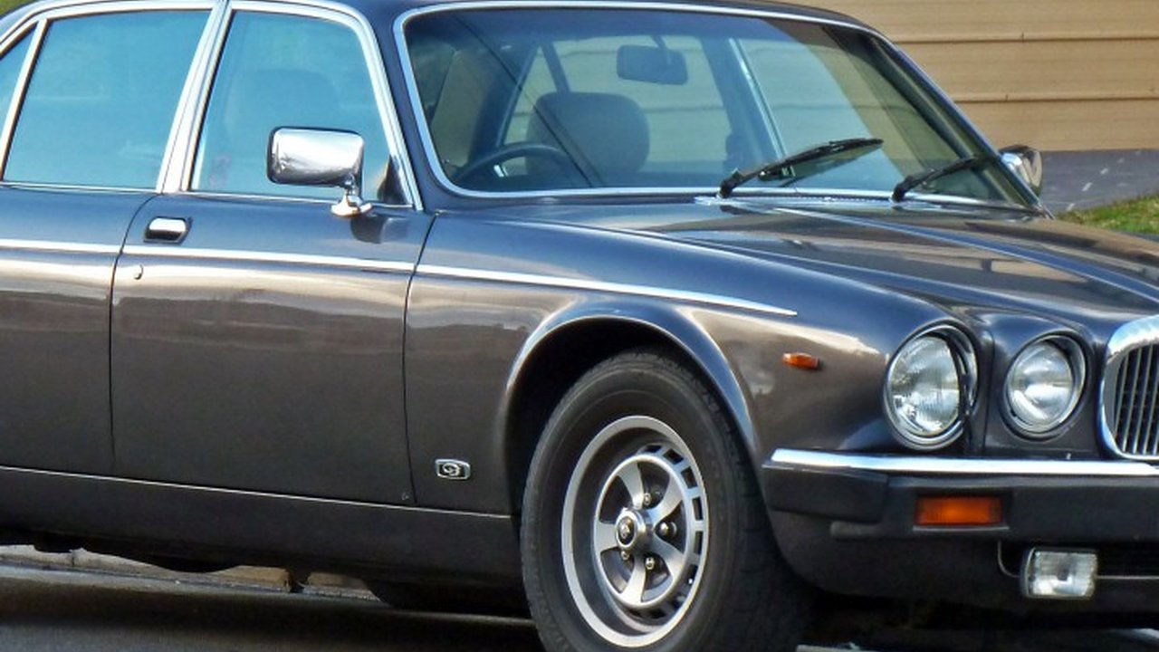 Daimler Double Six 6.0 i V12 (318 Hp) teknik özellikler ve yakıt tüketimi Daimler Double Six 6.0 i V12 (318 Hp) teknik özellikler ve yakıt tüketimi