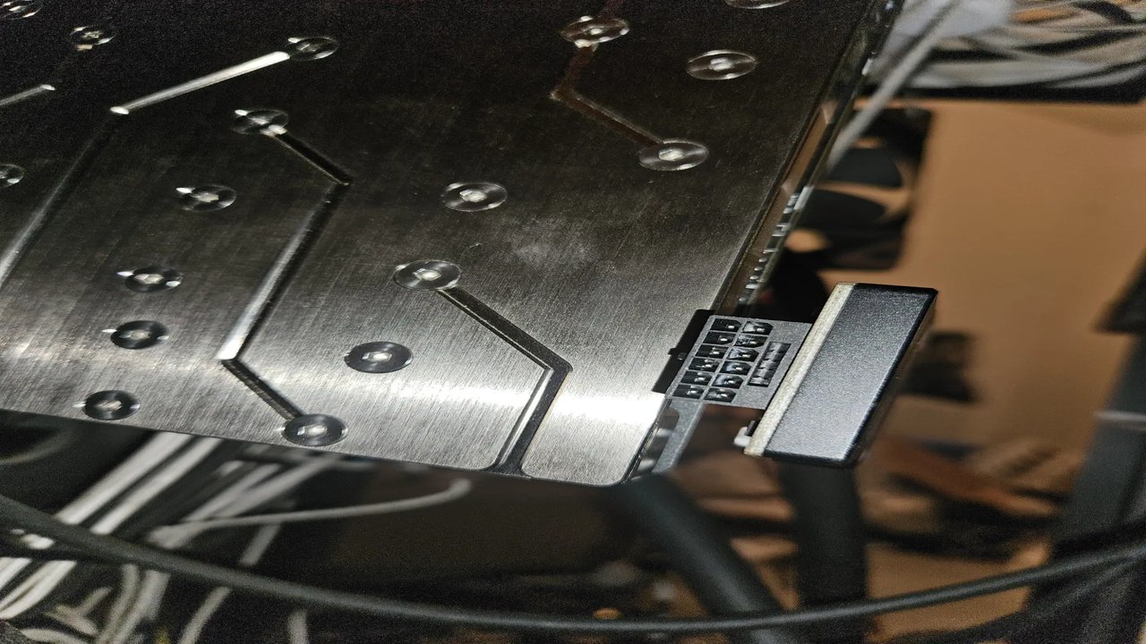 Astral RTX 5090'a 1000W BIOS flaşlayan kullanıcı Wireview'i yaktı